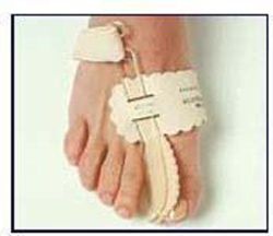 Toe Immobilizer Completely immobilizes the hallux for uniterrupted healing * Designed for non-ambulatory use primarily at night while sleeping * Easy on/off for patient convenience * Reformable thermoplastic construction * Fits Shoe sizes: Women's 8-10, and Men's 6-8