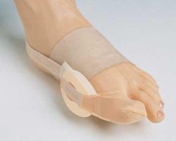 Bunion Bedder,Shield, Regulator LEFT * SIZE * Small, Men Up to 7.5 Women 8+
* Easily adjustable varus-valgus alignment control
* Permits flexion-extension of the hallux
* Easily removed and properly re-applied for bathing, therapy or inspection
* Speeds post-op healing, helps improve
surgical results
* Effective conservatively to align big toe, make shoes more comfortable
* Non-retail packaging