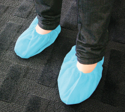 Shoe Covers X-LARGE * Non-Skid, Pk/50 Pair * Manufactured of spunbonded
polypropylene * Sewn seams, not glued * Elastic opening provides a snug comfortable fit * Non-conductive shoe covers offer improved floor traction * Latex free * Shipping Carton Size: 14